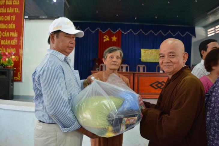 Đoàn từ thiện Chùa Thiên Phước tỉnh Bình Dương tặng quà dân nghèo huyện Tân Châu  
